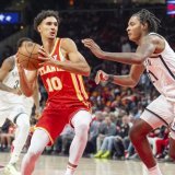Le no 1 de la dernière draft, Zaccharie Risacher (no 10), a fait ses débuts au sein de l'équipe de Clint Capela. KEYSTONE/AP/Jason Allen